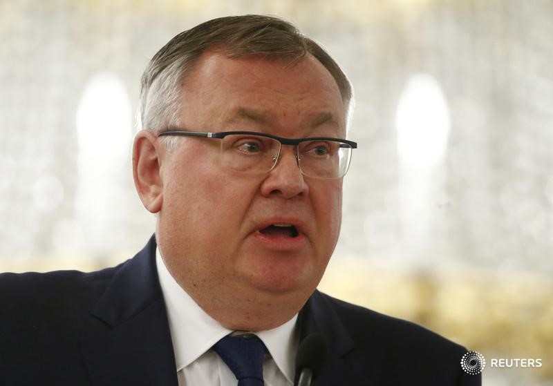 © Reuters. Глава ВТБ Андрей Костин на конференции в Москве