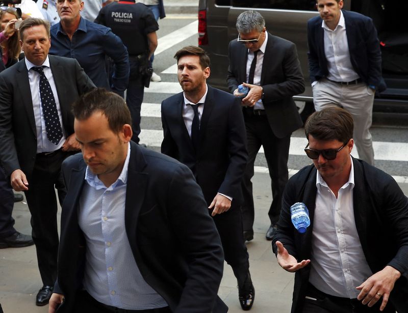 © Reuters. Barcelona's Argentine soccer player Lionel Messi arrives to court with his father Jorge Horacio Messi to stand trial for tax fraud in Barcelona