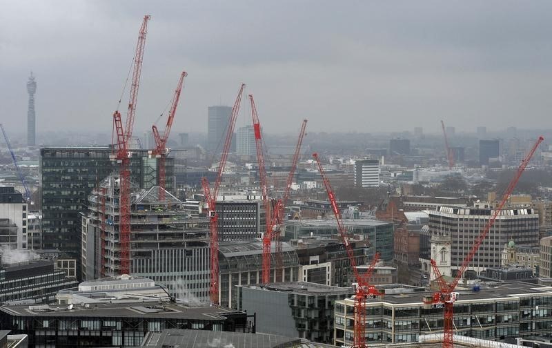 © Reuters. Cranes tower above construction sites in the financial district of the City of London, in Britain