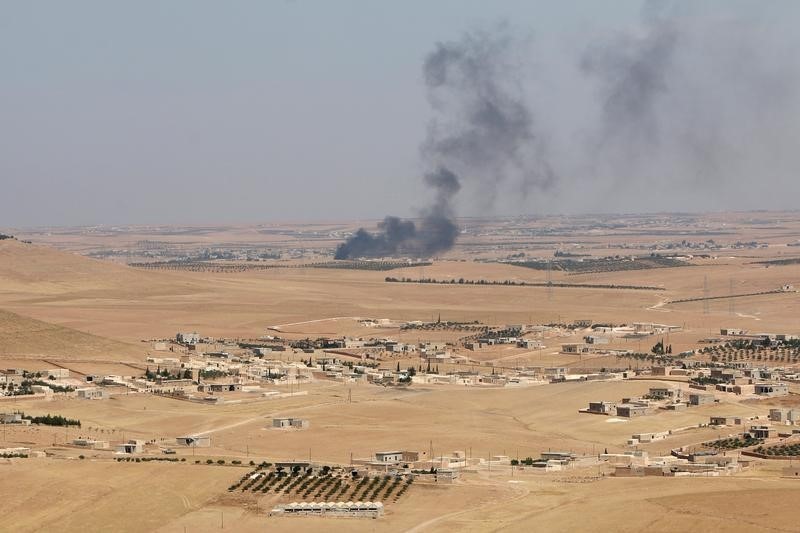 © Reuters. تركيا تقصف تنظيم الدولة الإسلامية في سوريا غربي منبج