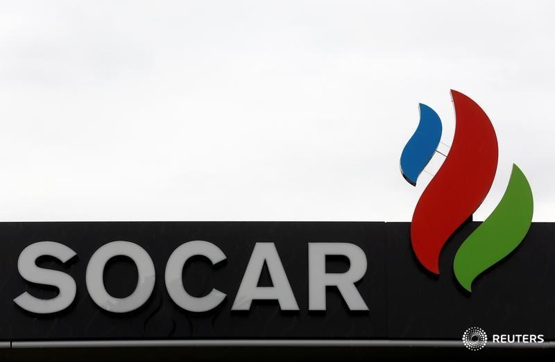 © Reuters. Логотип SOCAR Energy Switzerland на заправке в Берне