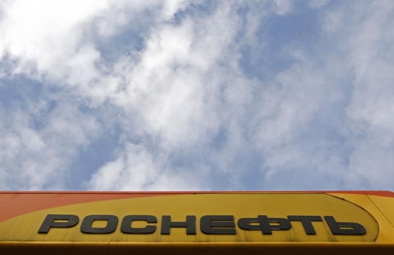 © Reuters. Логотип Роснефти на заправке в Санкт-Петербурге