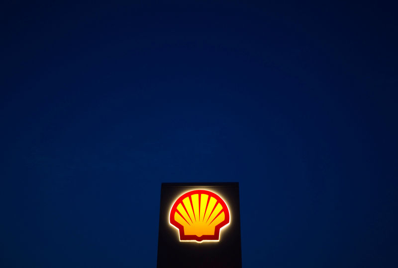 © Reuters. A Shell oil and gas sign is pictured near Nowshera