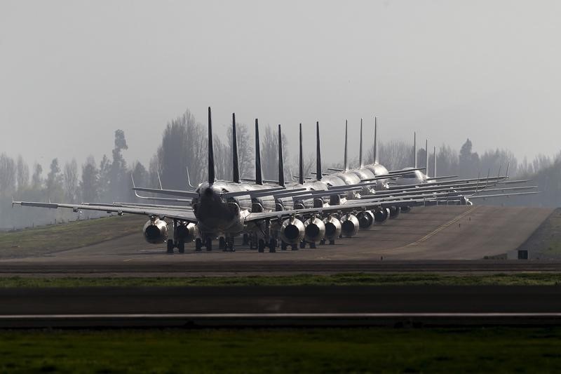 © Reuters. Самолеты в аэропорту Сантьяго, Чили