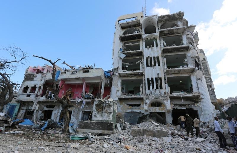 © Reuters. Somalia dice que el asalto al hotel de Mogadiscio ha terminado