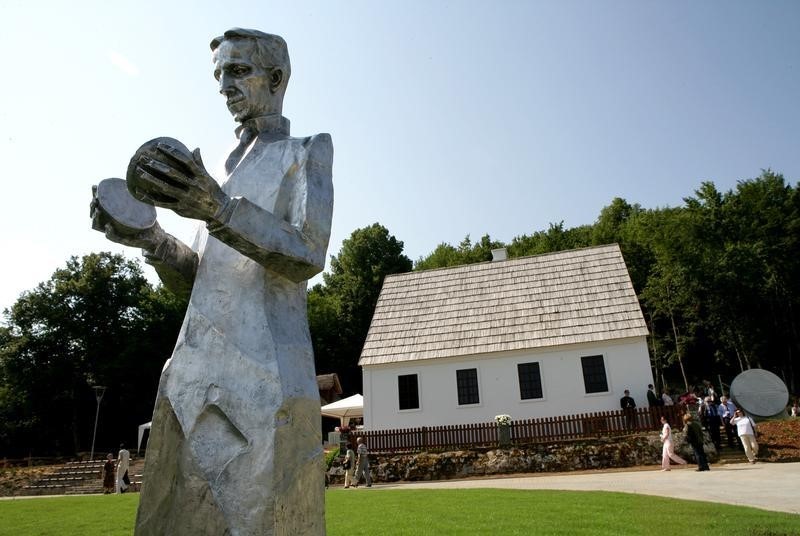 © Reuters. Newly erected monument of Croatian Serb scientist Tesla stands in Smiljan