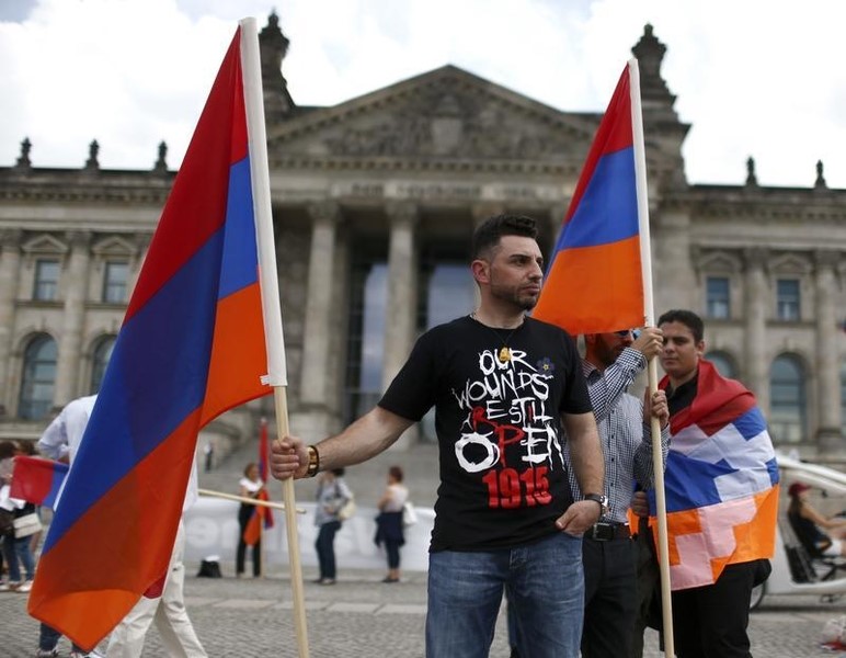 © Reuters. Supporters hold Armenian flags in front of the Reichstag in Berlin