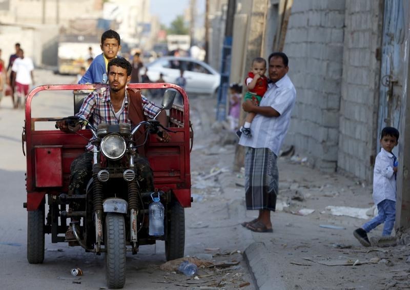 © Reuters. تحقيق-سكان عدن يعانون وطأة انقطاع الكهرباء