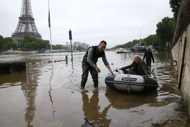 © Reuters. إجلاء الآلاف وإعلان الطوارئ في فرنسا بسبب الفيضانات