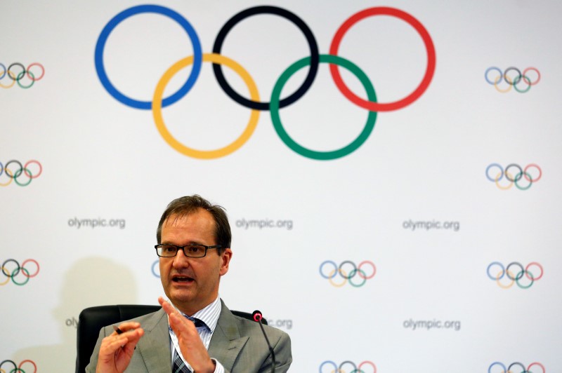 © Reuters. International Olympic Committee spokesman Mark Adams speaks during a news conference in Rio de Janeiro