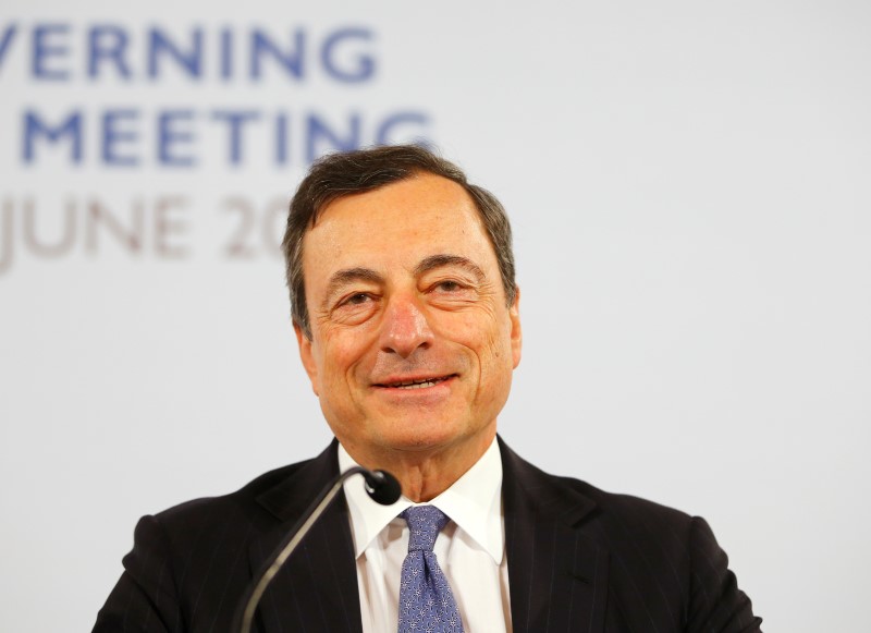 © Reuters. ECB President Draghi attends a news conference in Vienna