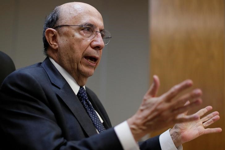 © Reuters. Ministro da Fazenda, Henrique Meirelles, durante entrevista à Reuters em Brasília