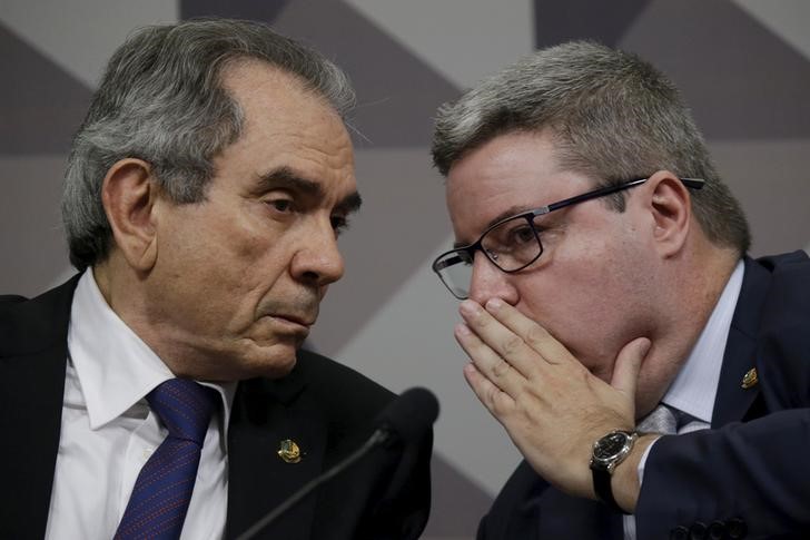 © Reuters. Presidente da Comissão do Impeachment no Senado, Raimundo de Lira (E), conversa com relator do processo de impedimento, senador Antonio Anastasia (D), durante sessão do colegiado, em Brasília