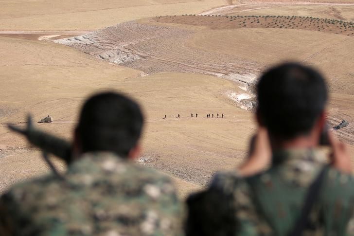 © Reuters. مقاتلون تدعمهم واشنطن يتقدمون ضد الدولة الإسلامية بتأييد ضمني من تركيا