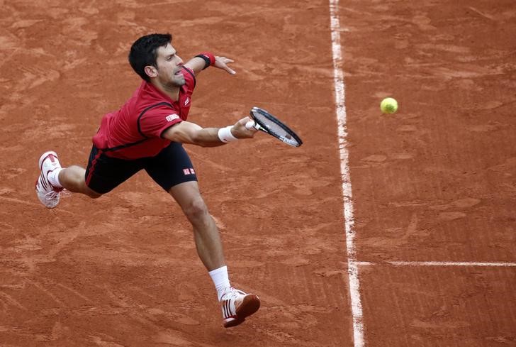 © Reuters. Tennis - French Open Men's Singles Quarterfinal match - Roland Garros - Novak Djokovic of Serbia vs Tomas Berdych of the Czech Republic
