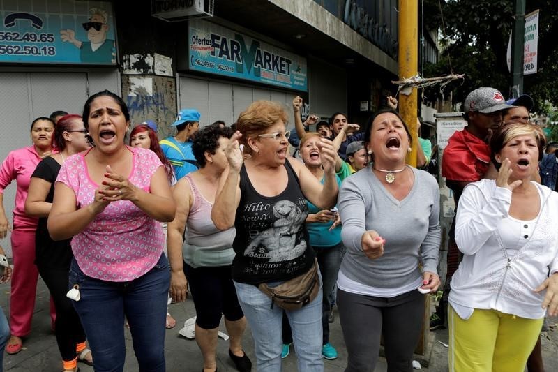 © Reuters. Protesto pedindo comida em Caracas