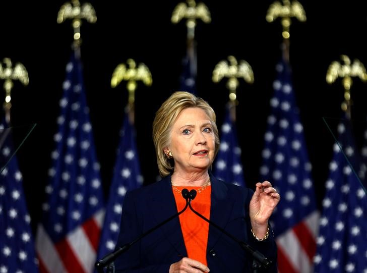 © Reuters. Pré-candidata democrata à Presidência dos Estados Unidos, Hillary Clinton, durante discurso em San Diego
