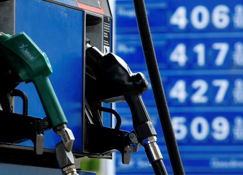 © Reuters. Gas and diesel pumps along with gas prices are shown at an Exxon gas station in Carlsbad