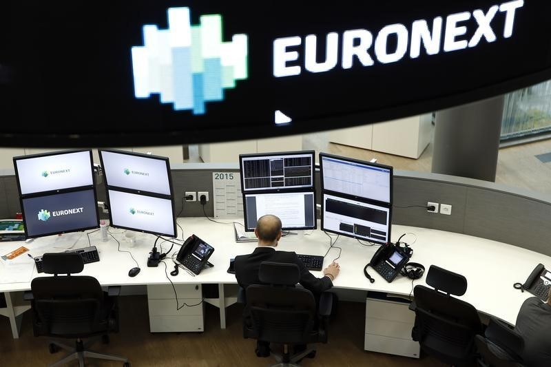 © Reuters. A stock market operator Euronext's universal analyst works in the market services surveillance room center at the new Euronext headquarters at La Defense business and financial district in Courbevoie near Paris