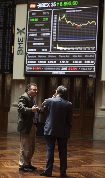 © Reuters. An investor looks at an electronic screen showing stock information at a brokerage house in Nanjing