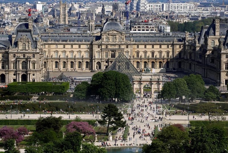 © Reuters. متاحف باريس تنقل أعمالا فنية مع ارتفاع منسوب مياه السيول