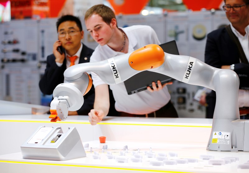 © Reuters. A Kuka technician programs a robot arm of German industrial robot maker Kuka in Hanover