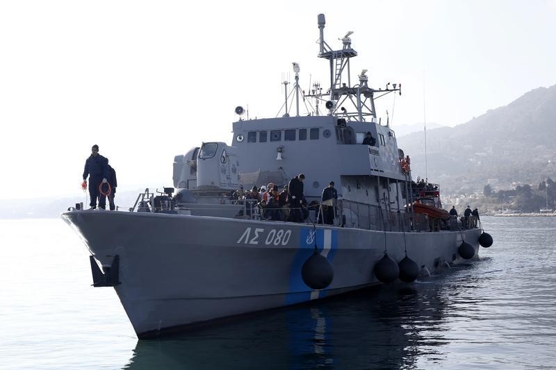 © Reuters. خفر السواحل اليوناني ينقذ مهاجرين غرق قاربهم قبالة جزيرة كريت