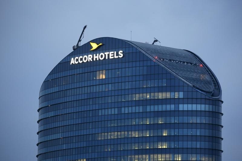 © Reuters. ACCORHOTELS GAGNE PRÈS DE 5% À LA MI-SÉANCE