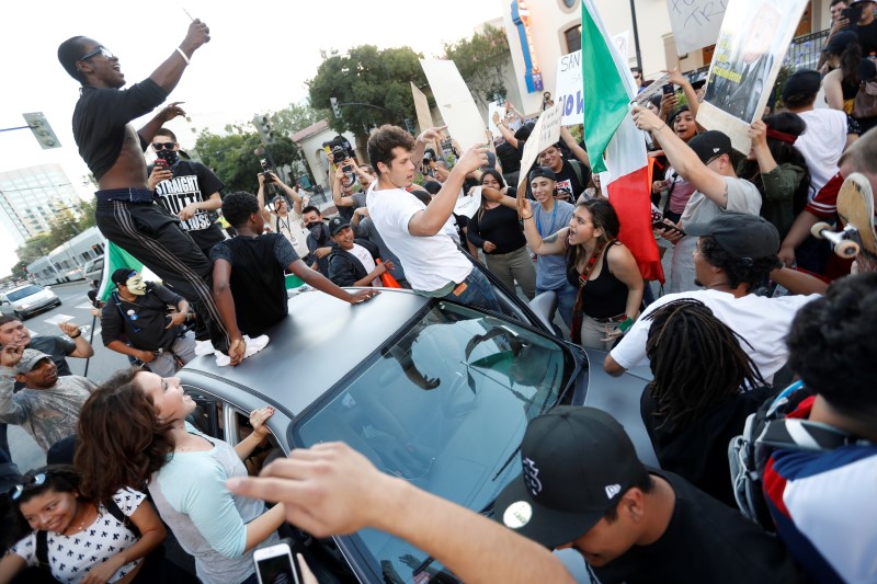 © Reuters. Manifestantes durante protesto contra Trump em San José, Califórnia