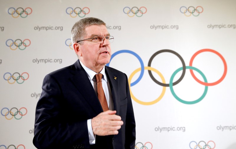 © Reuters. IOC President Bach stands after a news conference in Lausanne