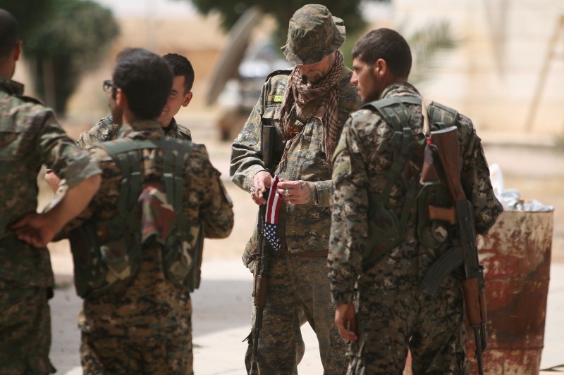 © Reuters. Soldado dos EUA ao lado de membros das Forças Democráticas da Síria na província de Raqqa