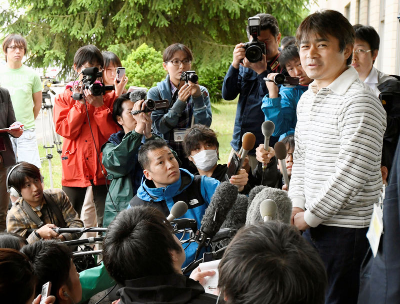 © Reuters. Pai de Yamato Tanooka, Takayuki Tanooka, durante entrevista a repórteres em Hakodate