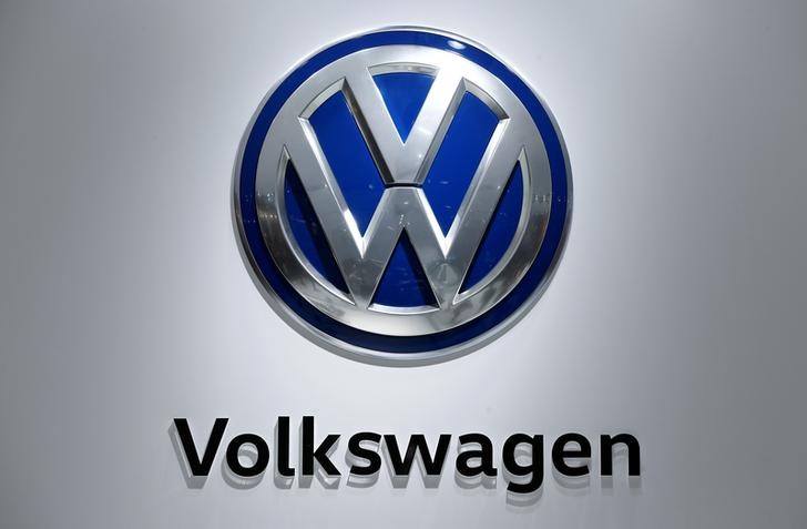 © Reuters. The logo of German car maker Volkswagen is pictured in Hanover