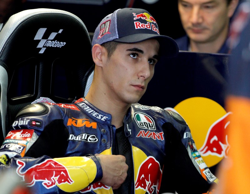 © Reuters. KTM Moto3 rider Luis Salom of Spain looks on before the first free practice session ahead the Valencia Motorcycle Grand Prix at the Ricardo Tormo racetrack in Cheste, near Valencia