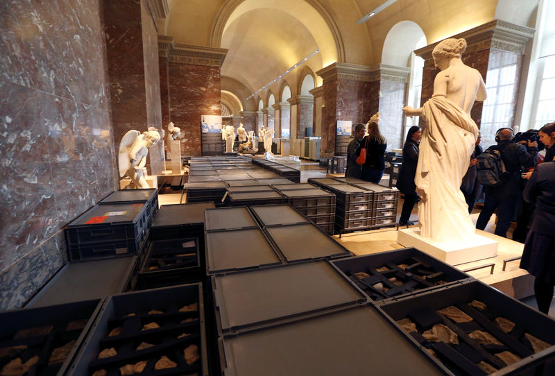 © Reuters. Crates containing pieces of artworks from the collections of the Louvre Museum are seen near statues after it was closed to the public due to the rising Seine River in Paris