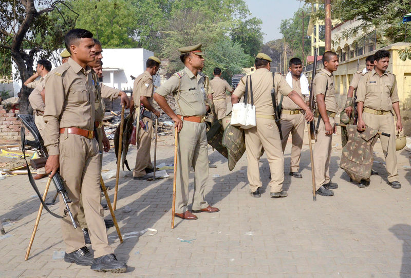 © Reuters. Polícia vista em frente parque após confrontos, em Mathura, Índia