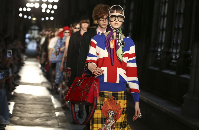 © Reuters. Models presents creations by Gucci at a catwalk show in the cloisters of Westminster Abbey in London