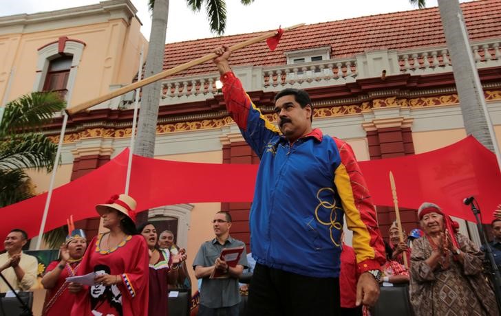 © Reuters. Presidente da Venezuela, Nicolás Maduro, acena para simpatizantes durante protesto pró-governo em Caracas