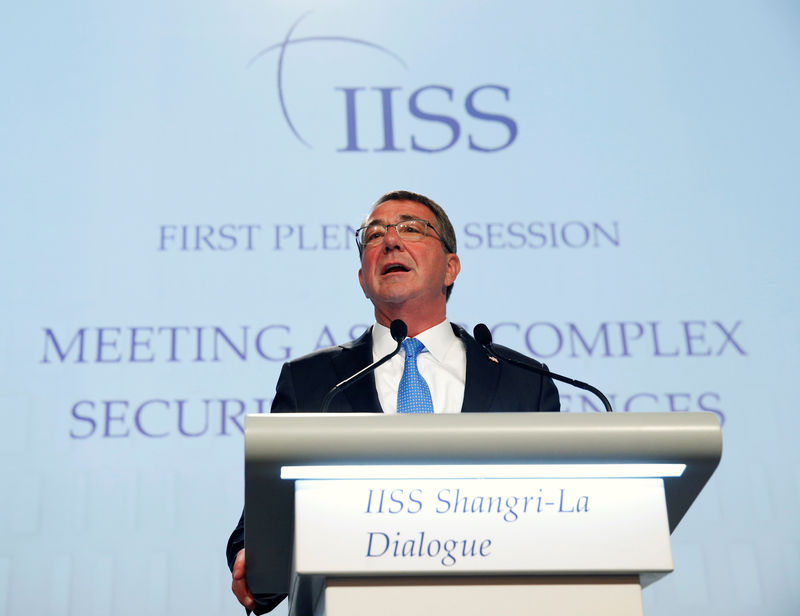 © Reuters. U.S. Secretary of Defense Ash Carter speaks at the IISS Shangri-La Dialogue in Singapore