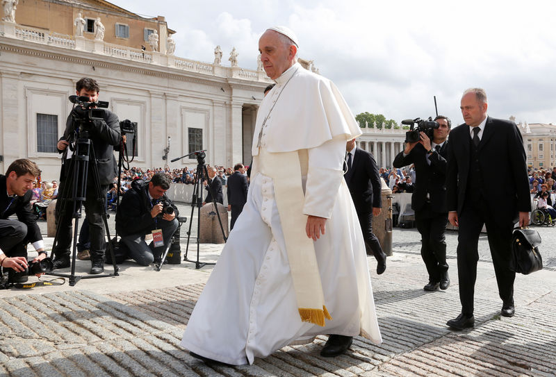 © Reuters. El Papa dice que destituirá obispos si son negligentes en casos de abusos