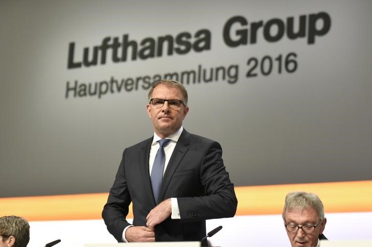 © Reuters. Lufthansa Chief Executive Spohr adjusts his jacket at the annual shareholders meeting in Hamburg