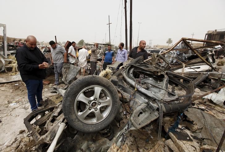© Reuters. الشرطة ومسعفون: مقتل 6 وإصابة 15 في تفجير انتحاري شمالي بغداد