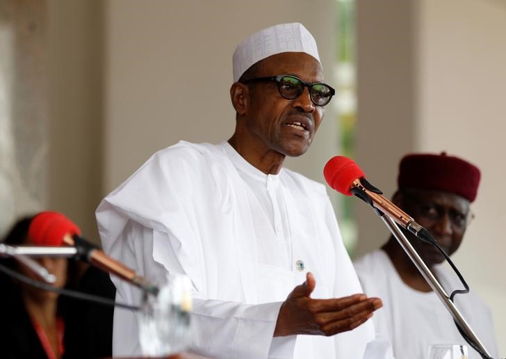 © Reuters. Nigerian President Muhammadu Buhari speaks at a joint news conference with his French counterpart Francois Hollande at the presidential villa in Abuja