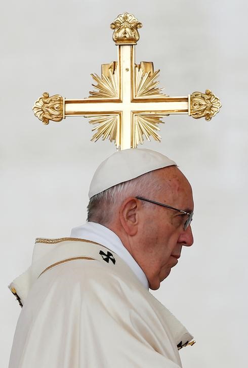 © Reuters. البابا يهدد بعزل أي أسقف يبدي إهمالا لقضايا الاعتداء الجنسي على قصر