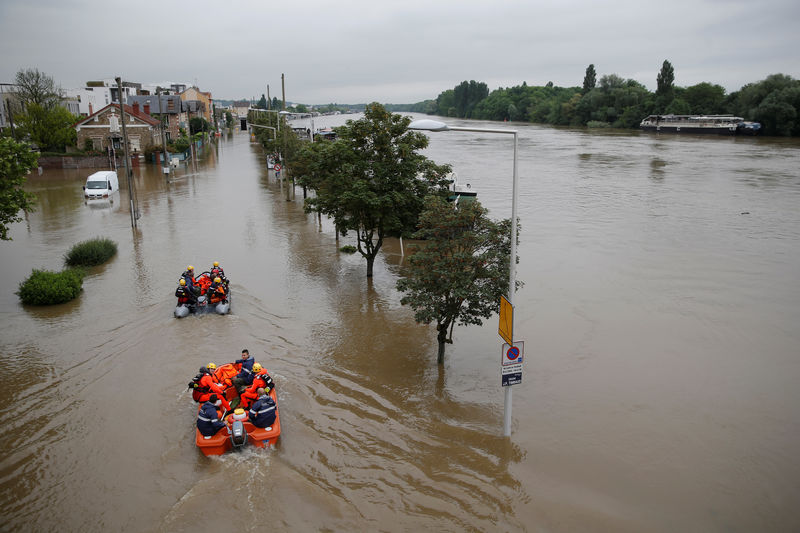 © Reuters. El río Sena se estabiliza tras unas inundaciones que han causado 4 muertos