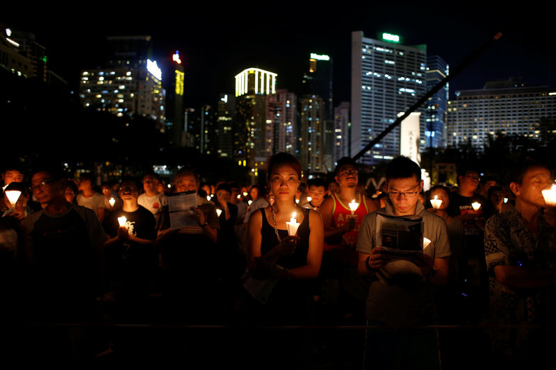 © Reuters. People take park in a candlelight vigil to mark the 27th anniversary of the crackdown of pro-democracy movement at Beijing's Tiananmen Square, in Hong Kong