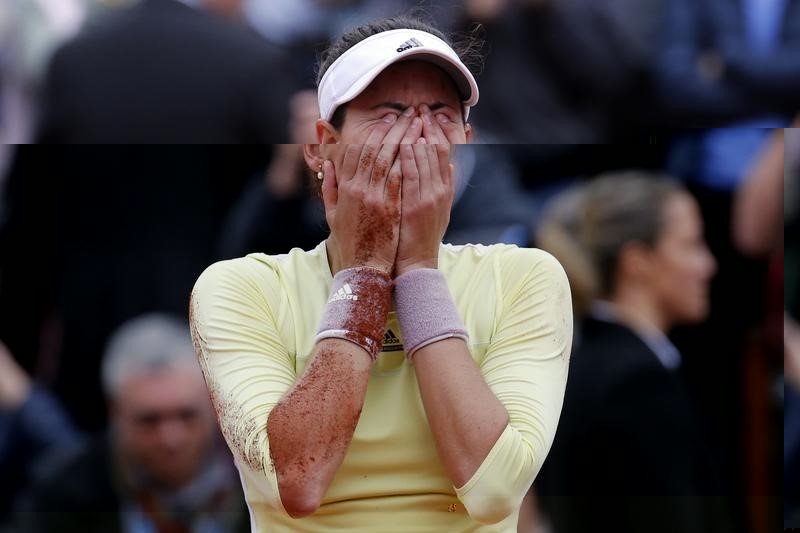 © Reuters. الاسبانية موجوروزا تحرز لقب فردي السيدات ببطولة فرنسا المفتوحة للتنس
