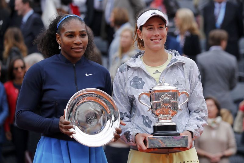 © Reuters. Tennis - French Open Women's Singles Final match - Roland Garros - Serena Williams of the U.S. vs Garbine Muguruza of Spain