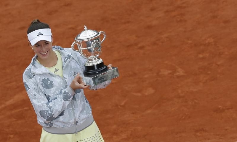 © Reuters. حقائق-جاربين موجوروزا الفائزة ببطولة فرنسا المفتوحة للتنس