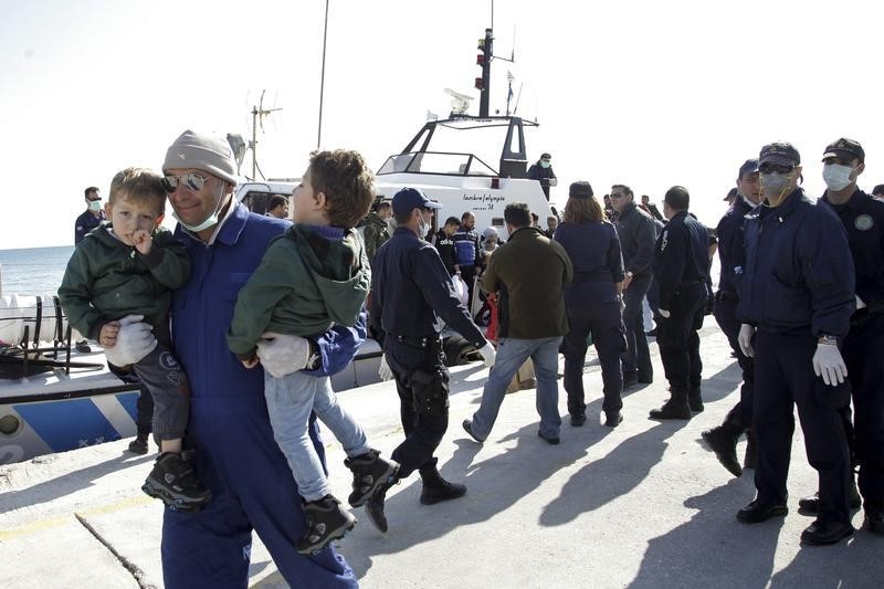 © Reuters. ناجون: قارب المهاجرين الذي غرق قبالة كريت أبحر من سواحل مصر